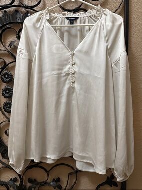 Express Cream V-Neck Button-Front Long Sleeve Blouse Size L NEW w/o tags
